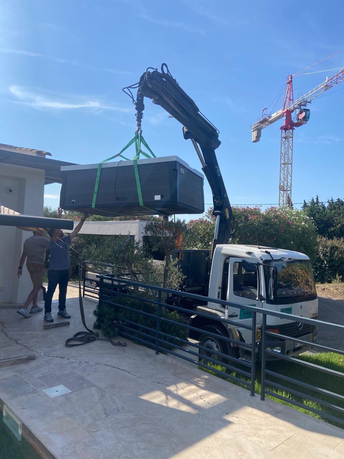 Dépose d'un spa sur une terrasse avec le camion grue Transport Blache