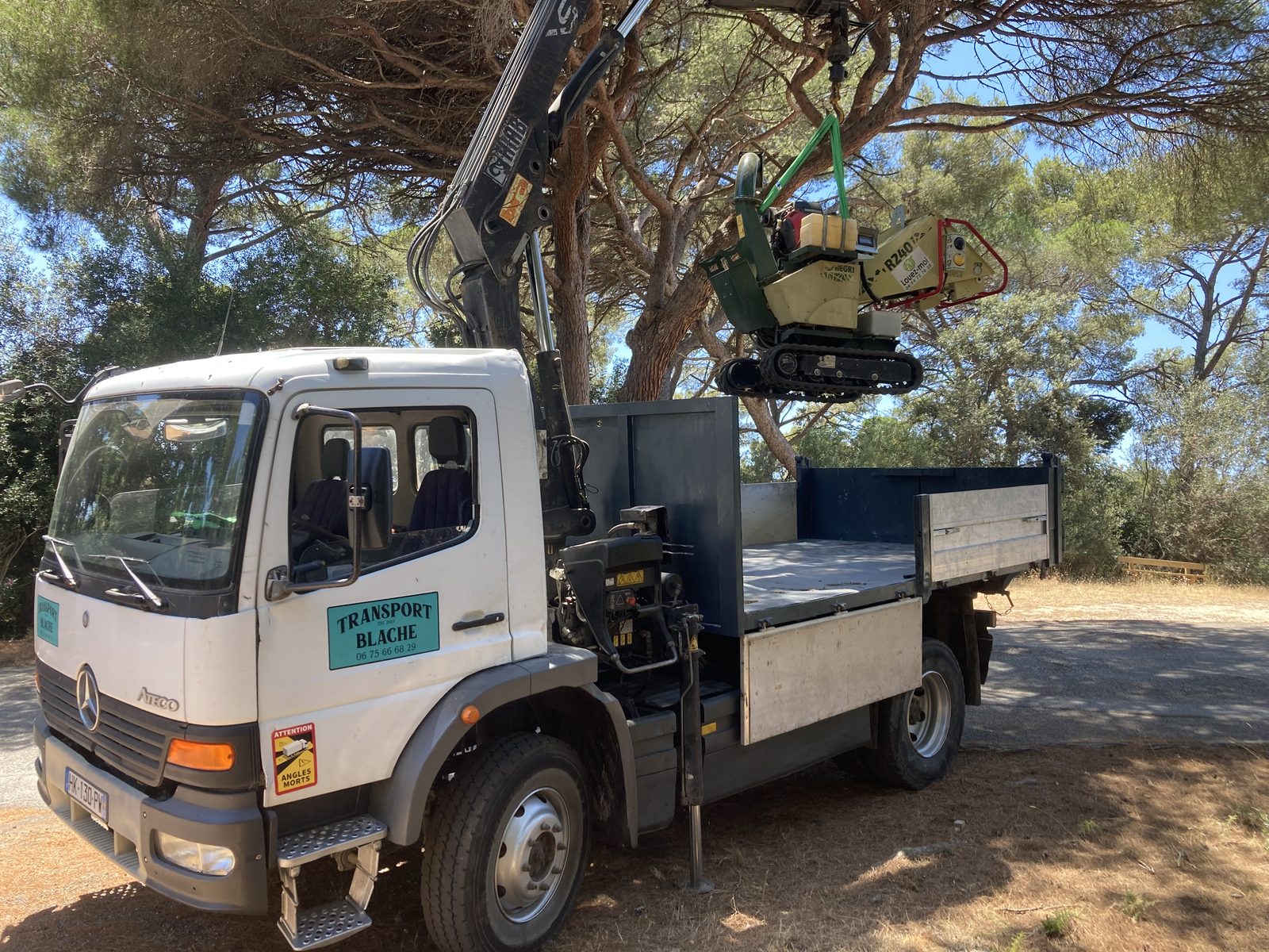Levage d'un engin compact avec camion grue Transport Blache