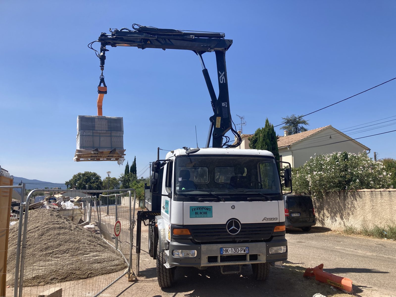 Levage de palette de matériaux avec camion grue Transport Blache