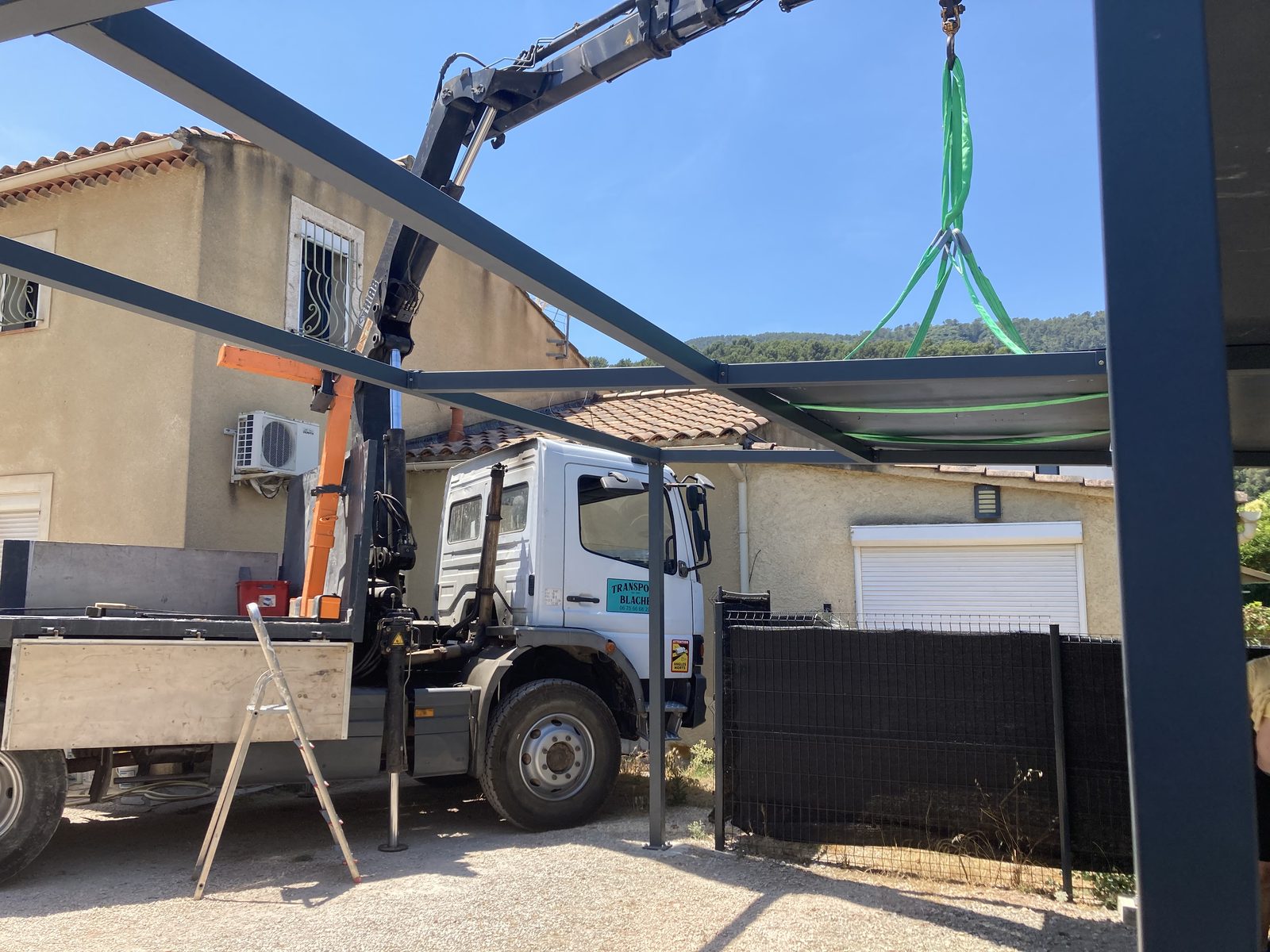 Pose de pergola avec camion grue Transport Blache