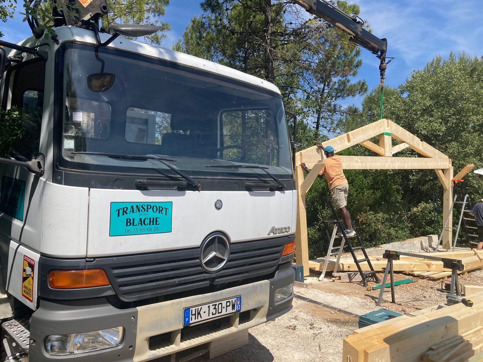 Levage d'une charpente bois au camion grue Transport Blache dans le Var