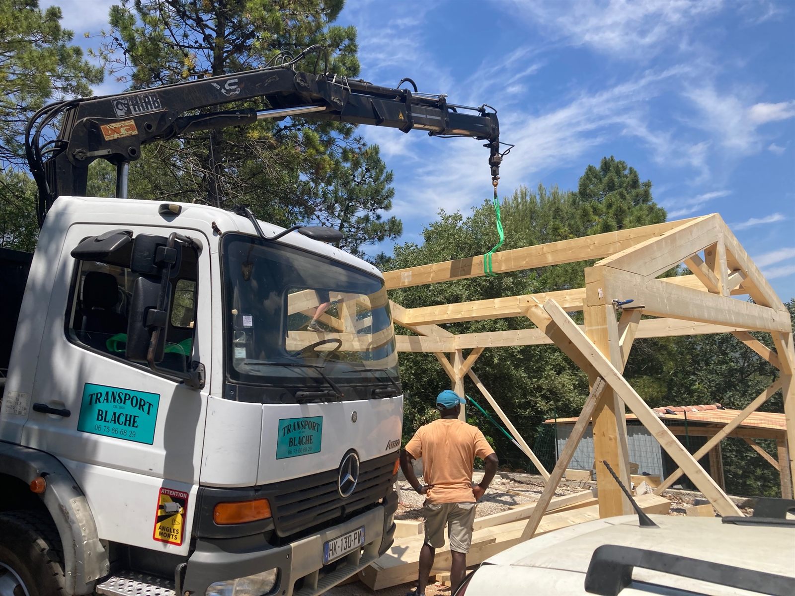 Levage d'une poutre de charpente au camion grue Transport Blache dans le Var