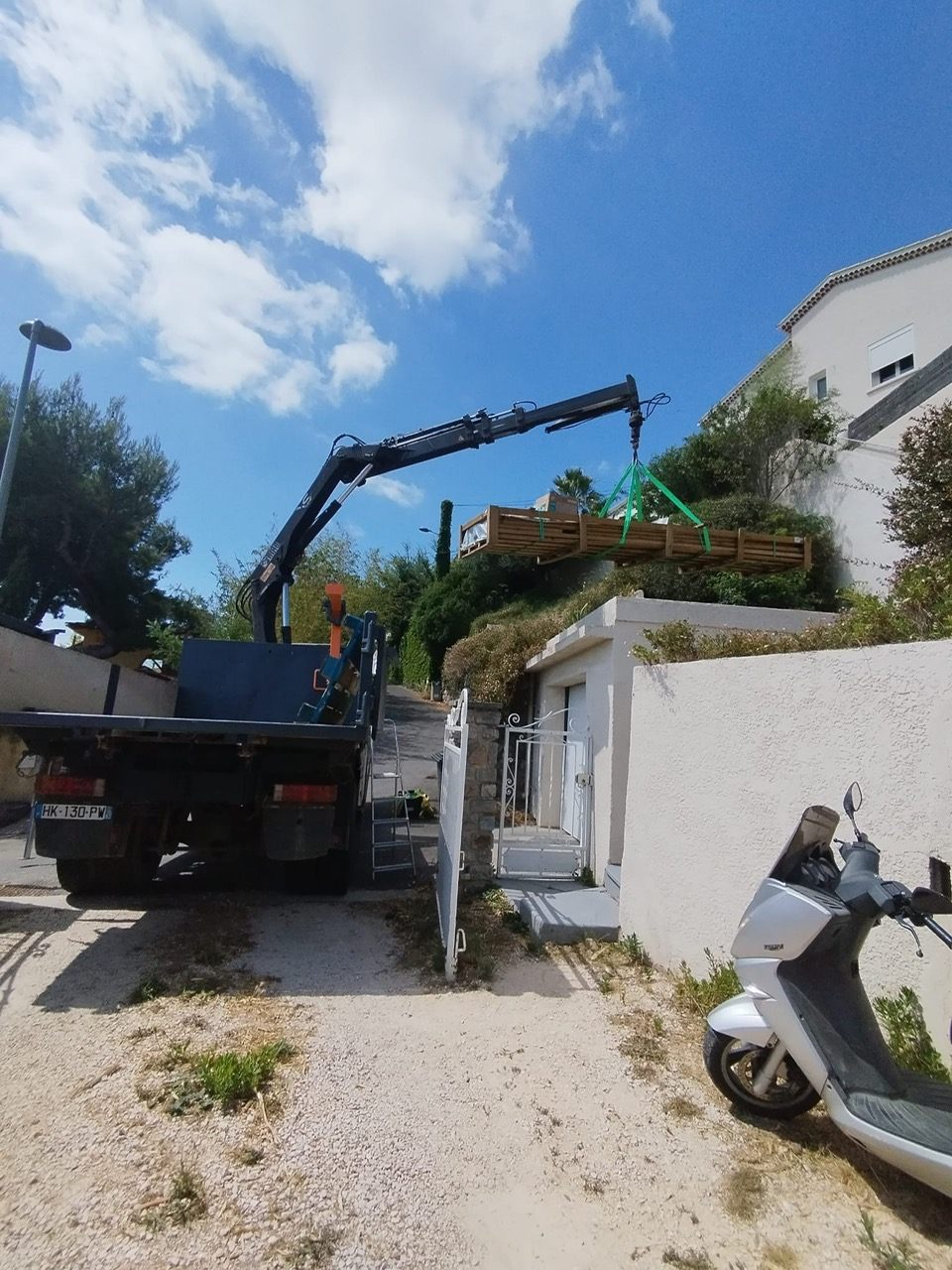 Manutention d'une charge en hauteur au camion grue Transport Blache dans le Var