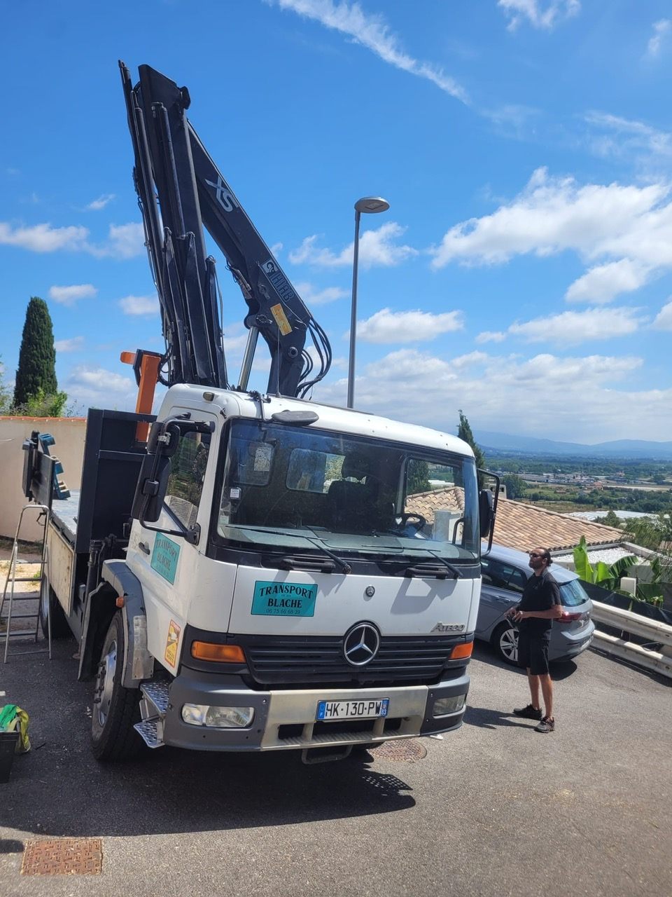 Camion grue Transport Blache positionné pour une intervention de levage