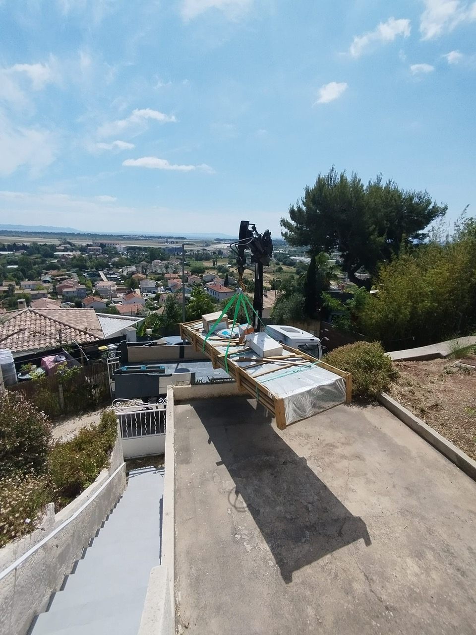Levage d'une charge au camion grue Transport Blache dans le Var