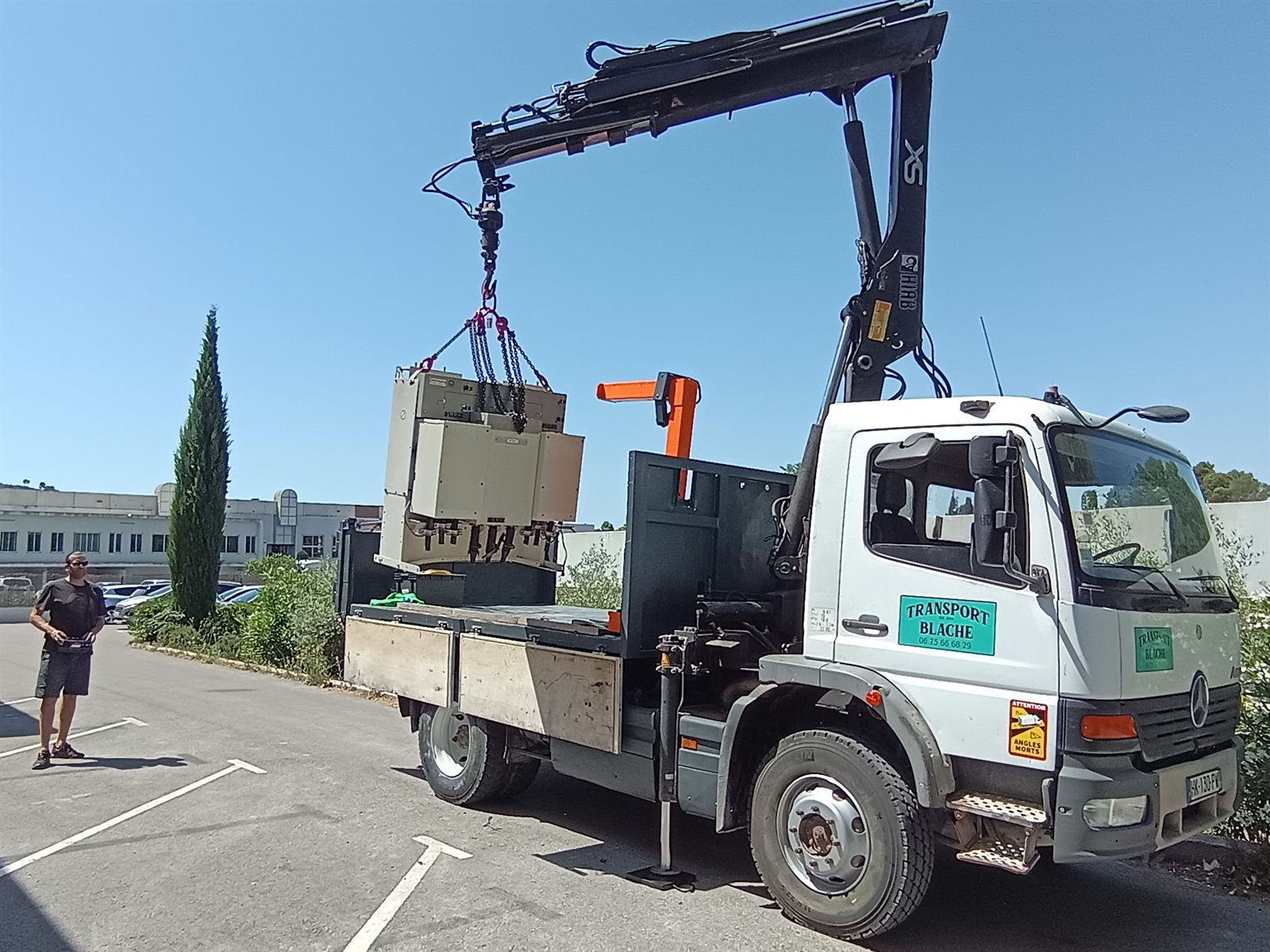 Dépose d'une charge au camion grue Transport Blache sur un chantier dans le Var