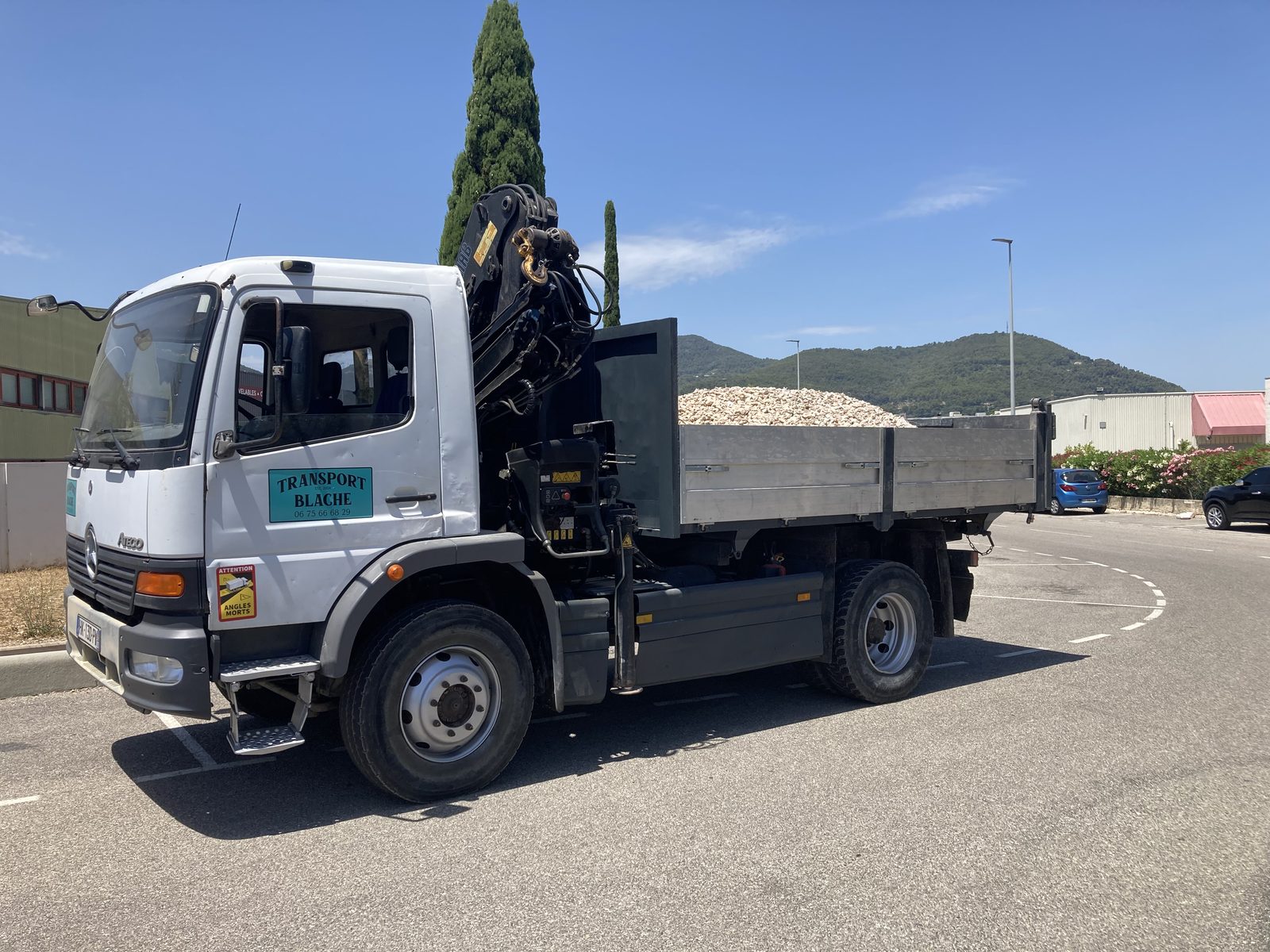 Transport de gravier et gravats avec camion grue Transport Blache