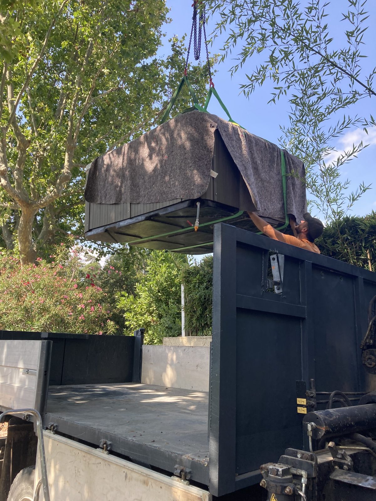 Transport et levage de spa ou jacuzzi au camion grue Transport Blache